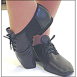 Bloch -Stretch Neoprene Center Style #: S0493L. Neoprene split-sole jazz shoe from Bloch.Leather upper with stretch neoprene arch.
Rubber pad on metatarsal and heel.