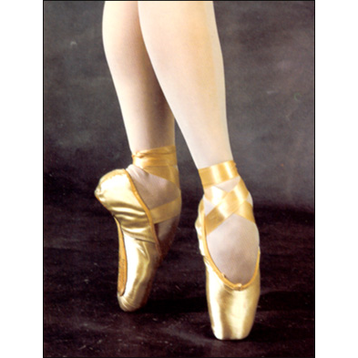 Freeds "Classic" Pointe Shoes Style #: "CLASSIC". The Celebrated Pointe Shoes worn by Ballerinas world over. Hand-made
by master craftsman in England. The acclaims Freed block breaks in to cushion your toes while supporting your feet. Deep Vamp.***IF YOU WOULD LIKE TO REQUEST A SPECIAL MAKER-PLEASE CALL IN YOUR ORDER***