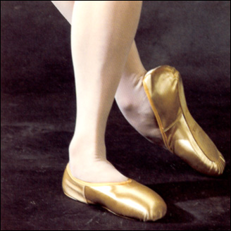 Freed " Studio" Pointe Shoe Style #: Freed "STUDIO". State of the Art Pointe Shoe for the beginner dancer. Handcrafted in England with the acclaimed characteristics of the Freed Classic.
Extra durable to withstand class after class. Freed's Studios features a strong block for extra support. Suede sock lining for maximal grip. Standard insole. ***IF YOU WOULD LIKE TO REQUEST A SPECIAL MAKER-PLEASE CALL IN YOUR ORDER***